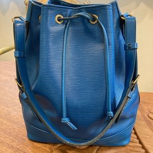 Louis Vuitton Epi Noe GM in Toledo Blue. Vintage style with one interior pocket.